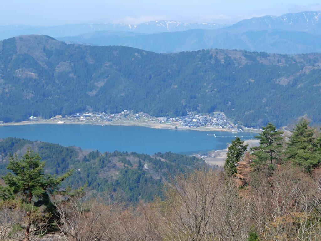 菅山寺の駐車場から余呉湖を望む写真